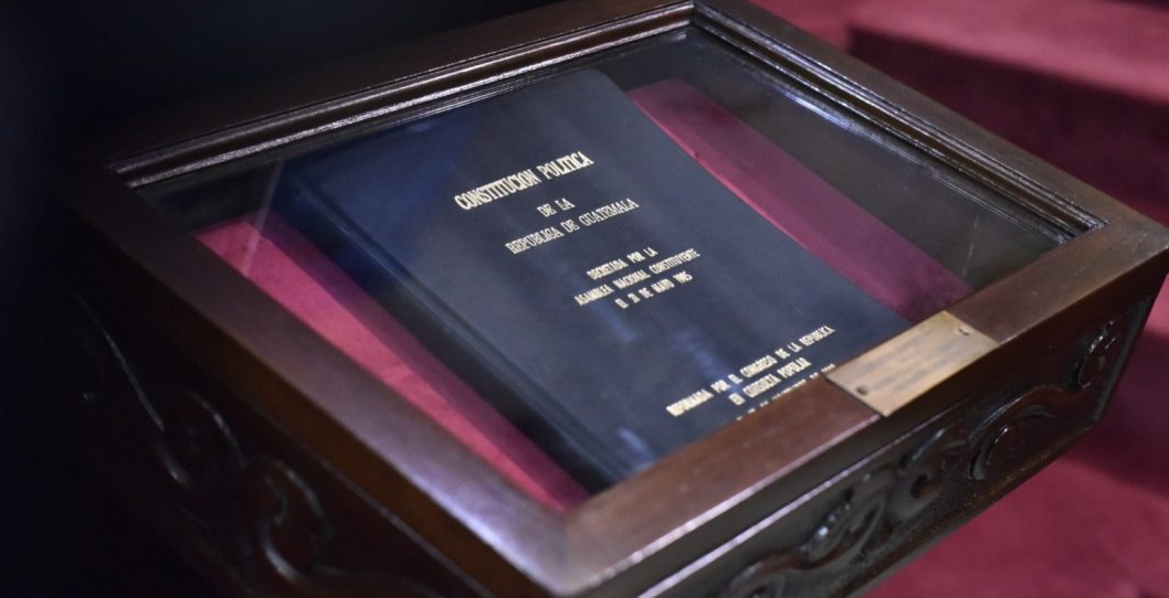 Primera edición de la Constitución Política de la República de Guatemala. /Foto: Dickéns Zamora