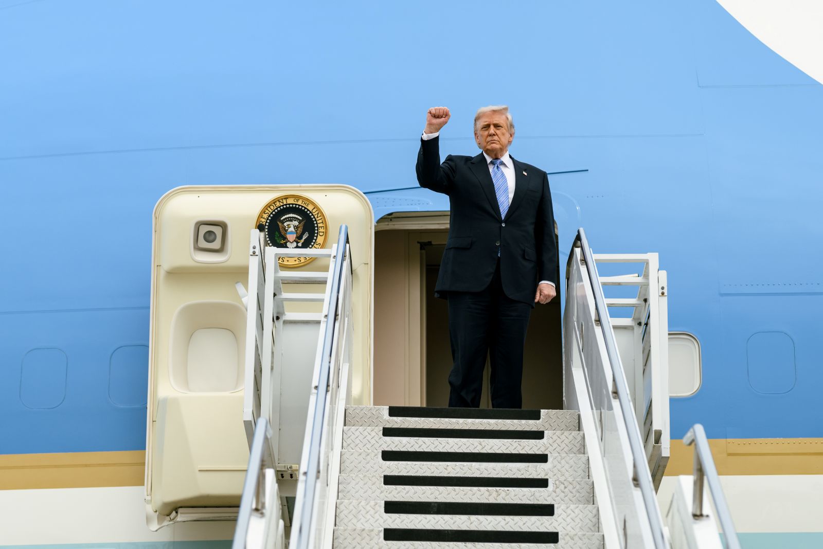 El presidente estadounidense Donald Trump se despide de China luego de una visita de dos días a Pekín.