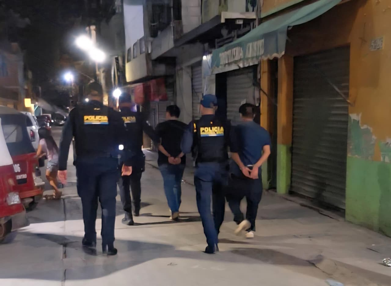 Luego de su captura por fingir secuestro, agentes policiales conducen a los supuestos secuestrador y víctima que exigían dinero a la familia por la liberación.