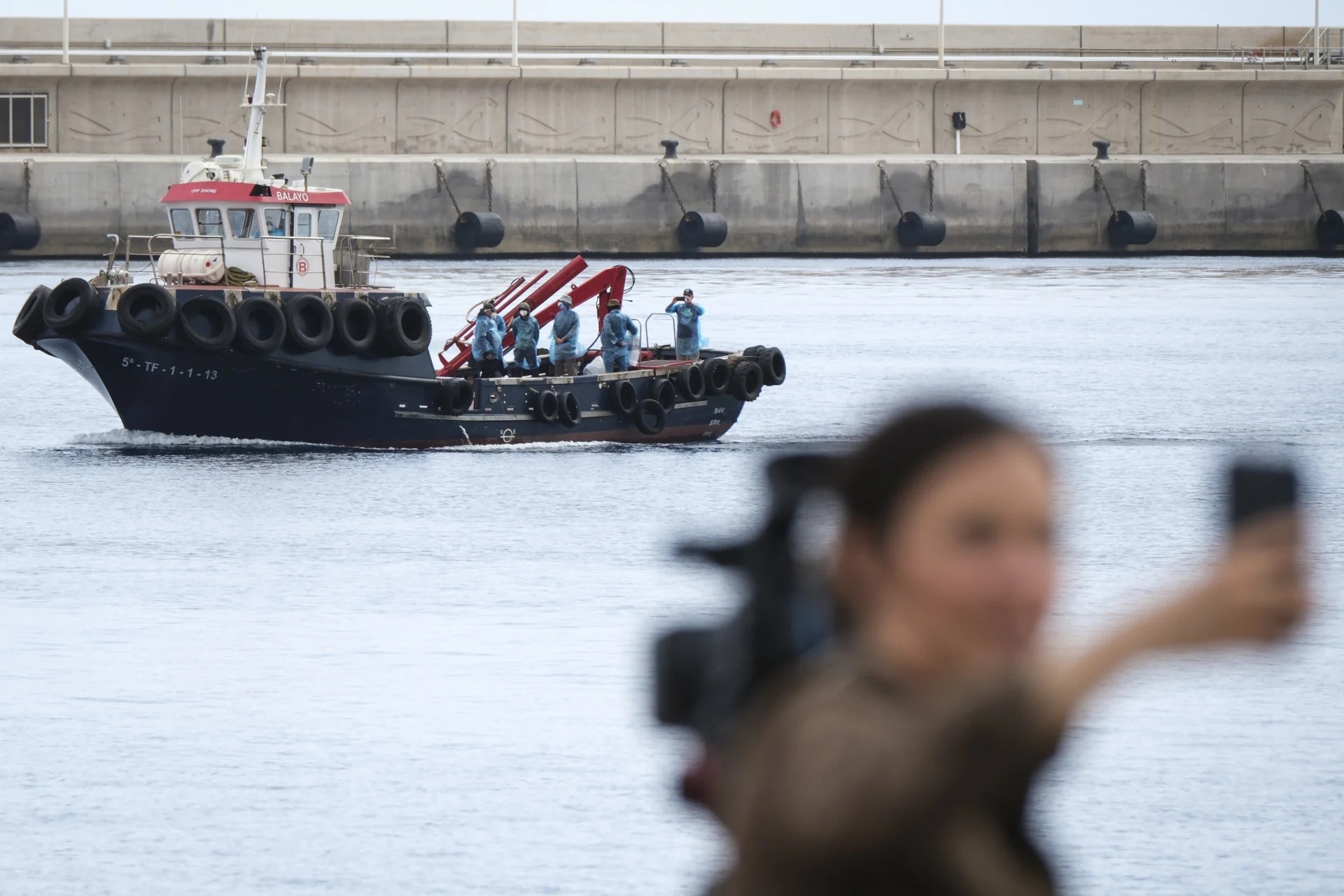Una mujer que figura entre los cincon franceses que fueron evacuados el domingo del cruceron en Tenerife dio positivo por hantavirus.