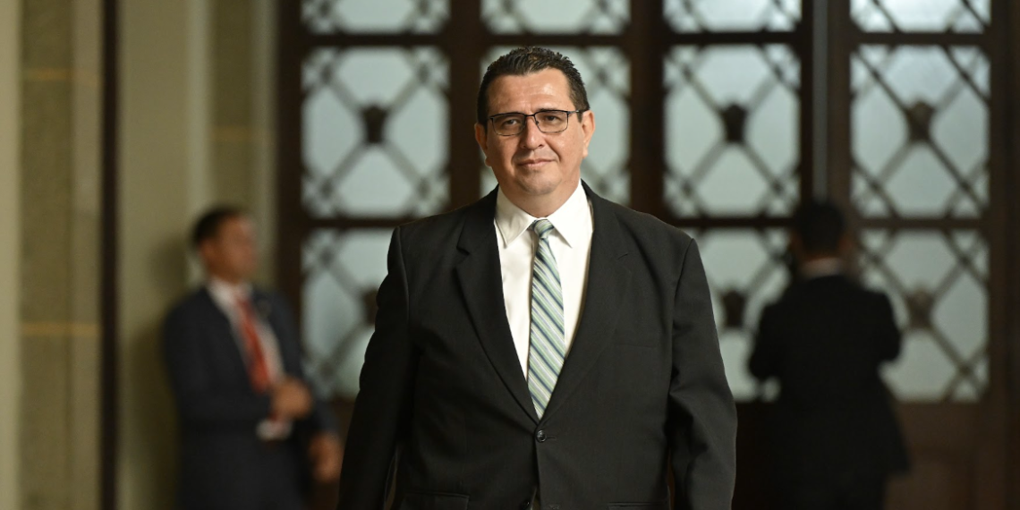 El nuevo fiscal general, Gabriel Estuardo García Luna, asume entre celebraciones ciudadanas. /Foto: archivo AGN