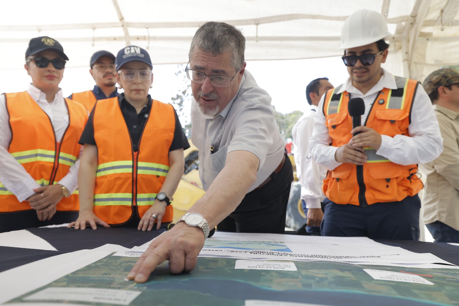 Presidente supervisa trabajos de mejoramiento de carretera para la conexión en bifurcación Ixlú&nbsp;