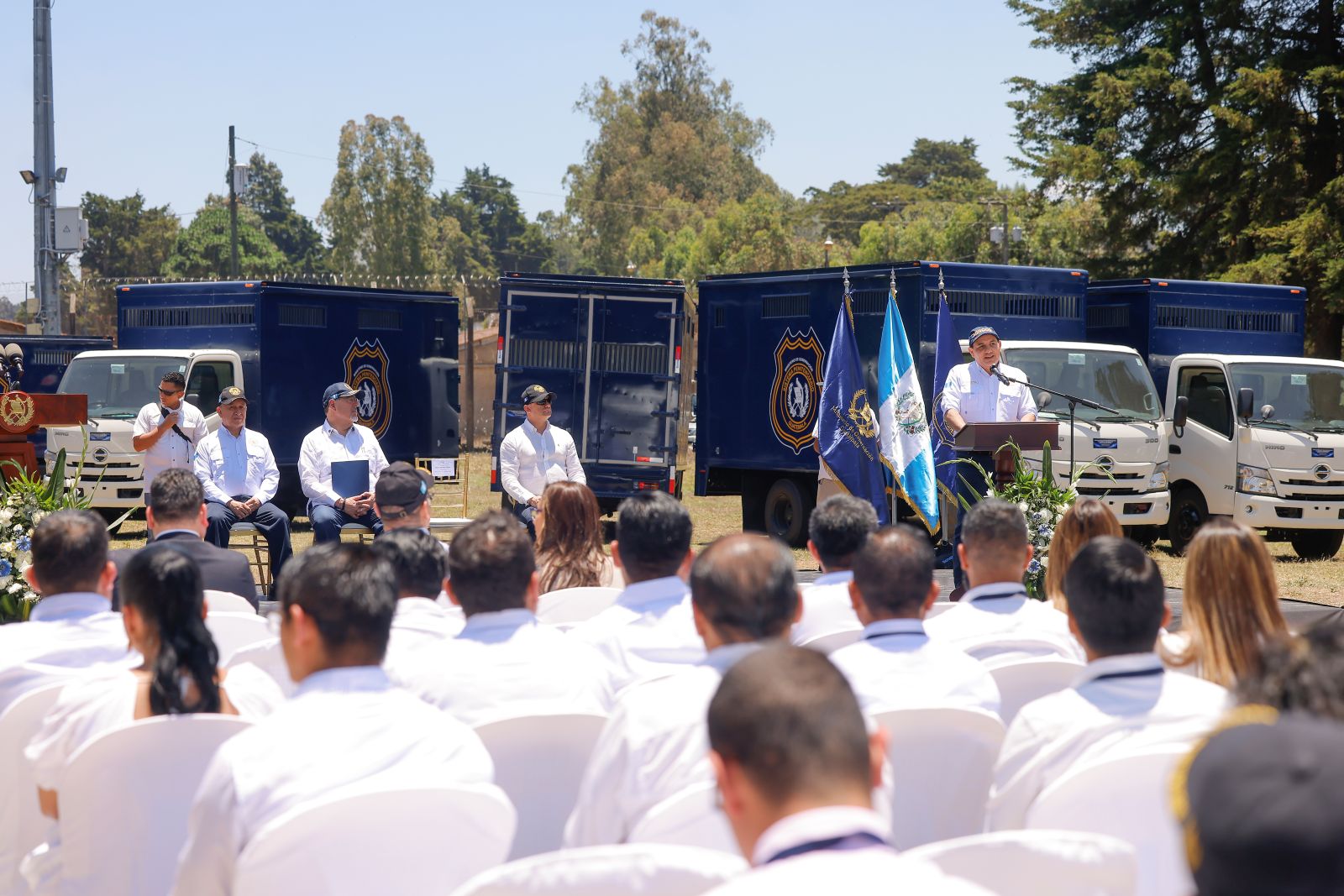 Gobierno entrega 20 camiones para fortalecer traslados del Sistema Penitenciario