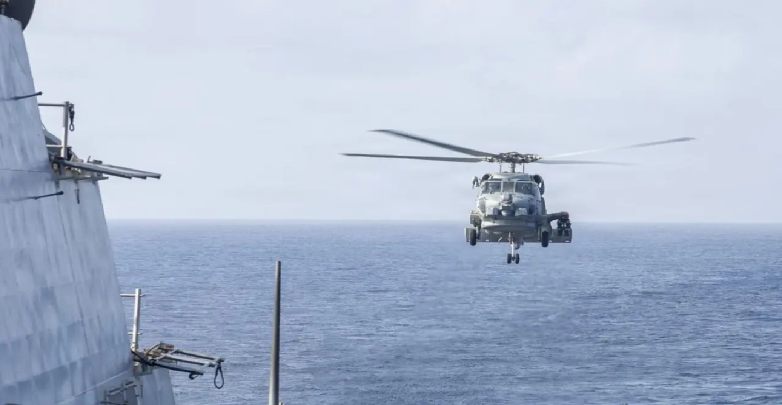 Un helicóptero estadounidense regresa a portaaviones en el mar Arábigo. EE. UU. e Irán lanzaron ataques cuando se cumplen tres meses de guerra.