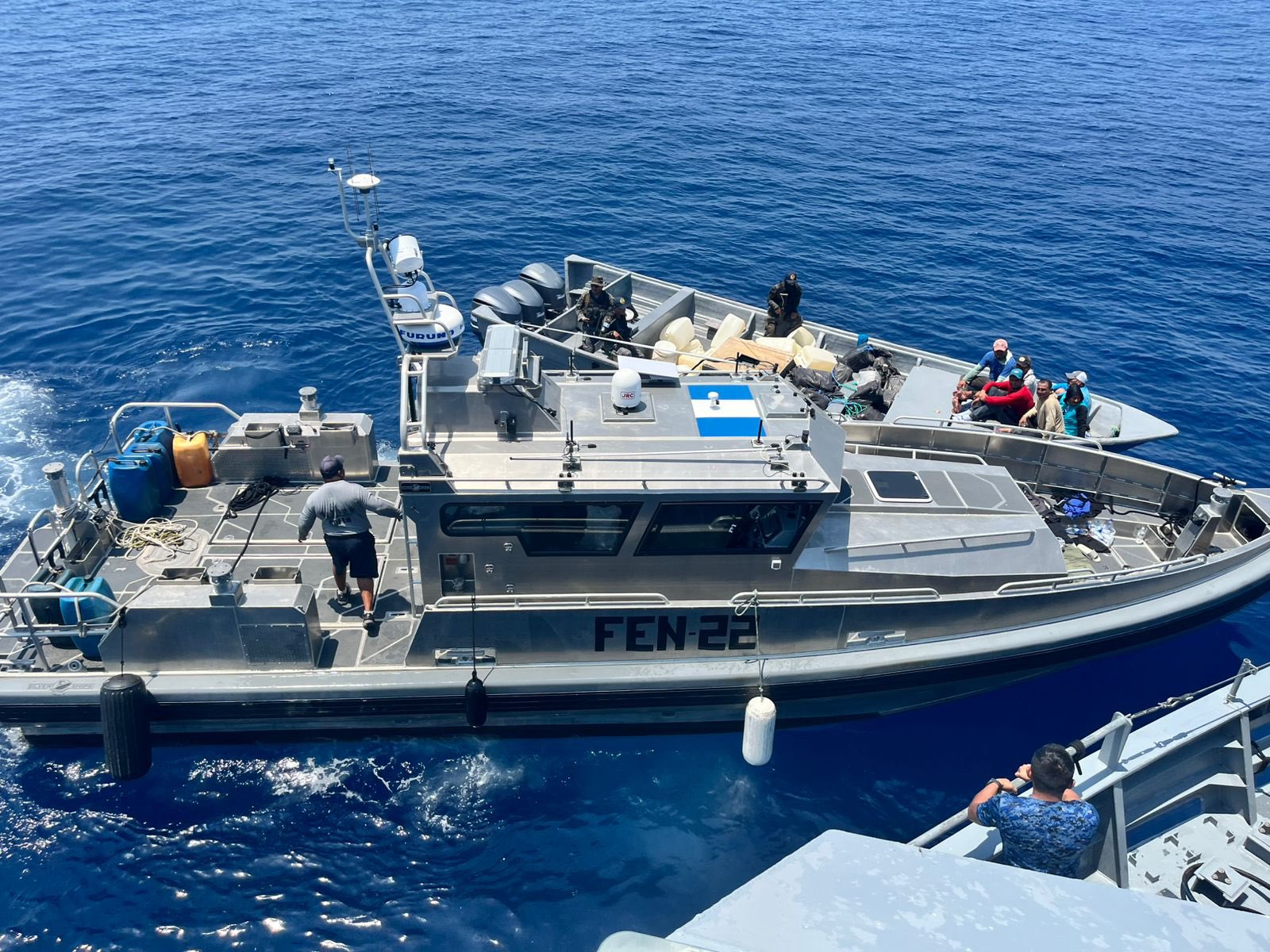 Ejército de Guatemala intercepta embarcación con posibles ilícitos frente a las costas del Pacífico