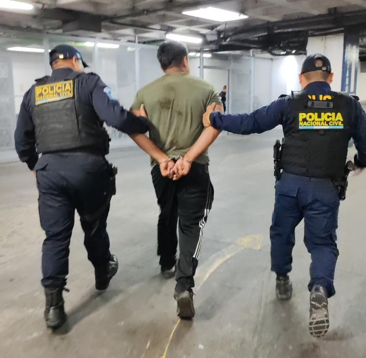 PNC detiene a dos pandilleros cuando desmembraban a una persona en casa abandonada en la zona 18
