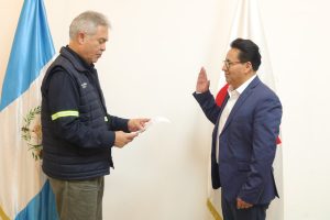 Chocooj prestó juramento ante el viceministro de Comunicaciones. / Foto: CIV.