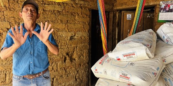 Mano a Mano apuesta por viviendas saludables con entrega de más de 5 mil sacos de concreto en Zacapa