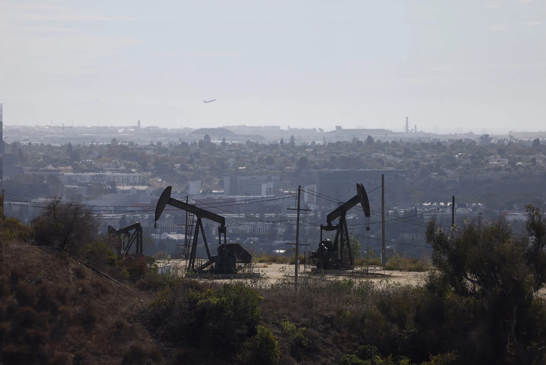 Cruce de ataques entre EE. UU. e Irán hacen que el petróleo de Texas abra al alza este jueves.