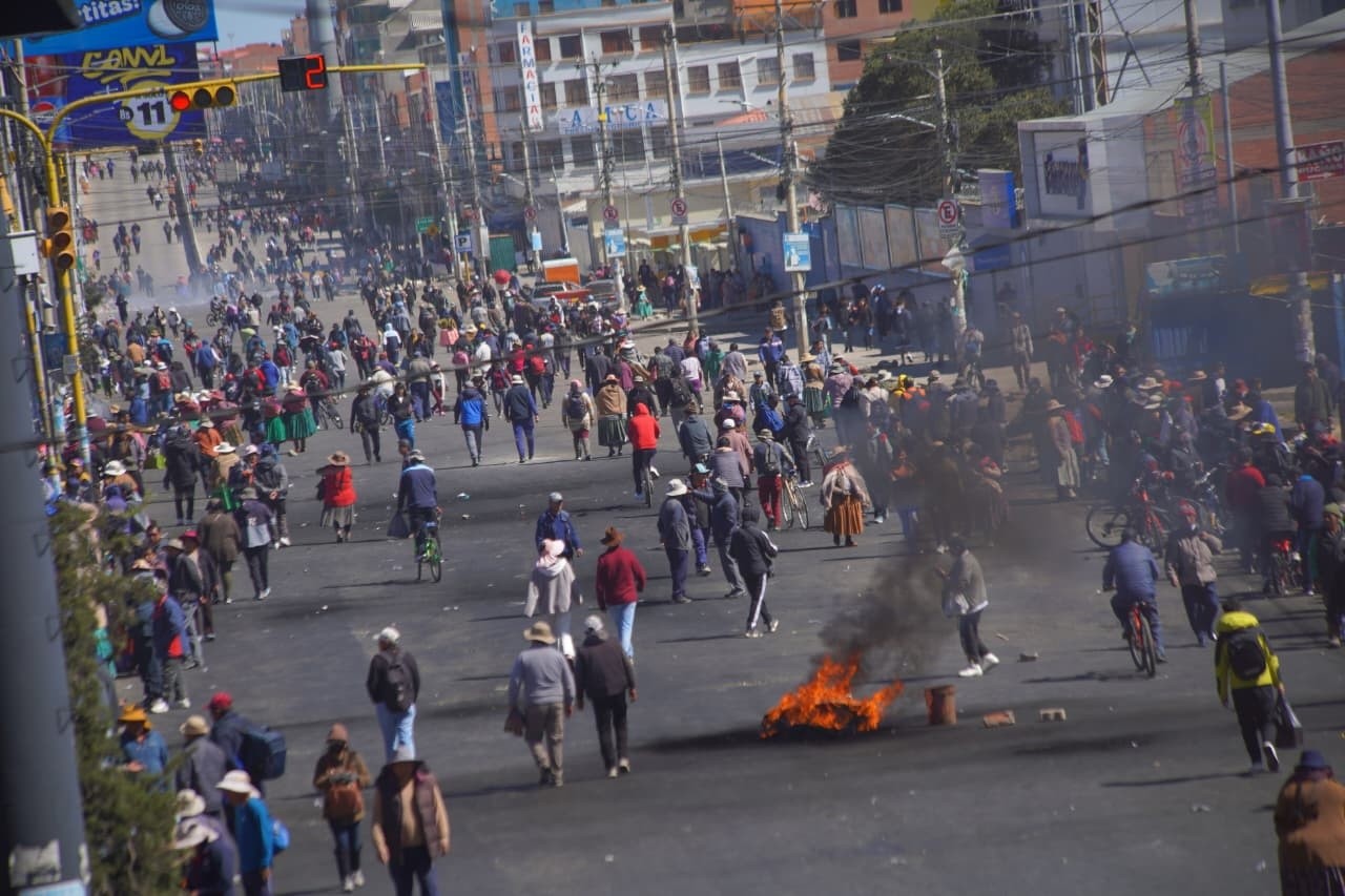 Manifestantes mantienen bloqueado el paso entre la capital de Bolivia y el interior del país.
