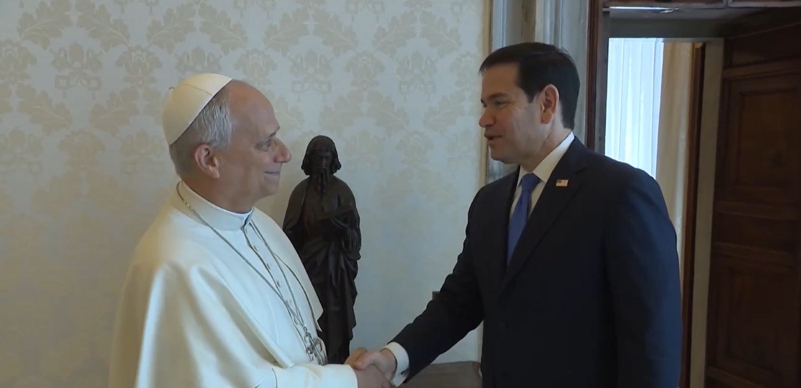 El papa León XIV recibe en el Vaticano al secretario de Estado de EE. UU., Marco Rubio, y conversan sobre temas de interés común.