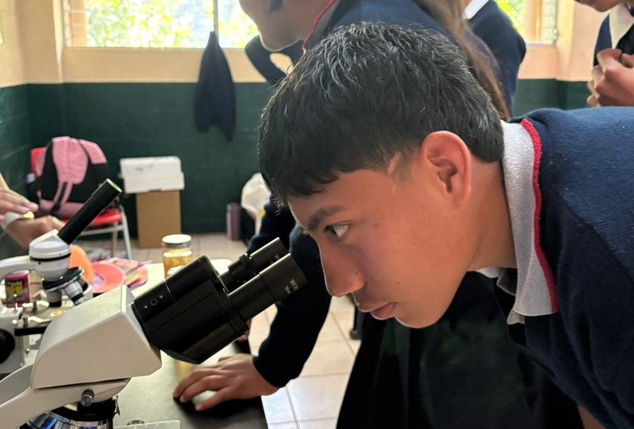 Estudiantes exploraron el mundo de la parasitología. (Foto: Senacyt)