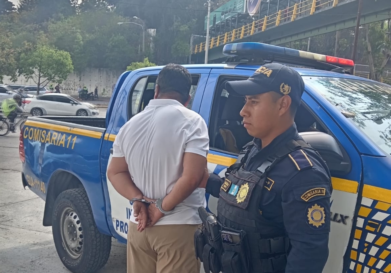 PNC captura a hombre por amenazar y golpear con una pistola a agente de la PMT en zona 8
