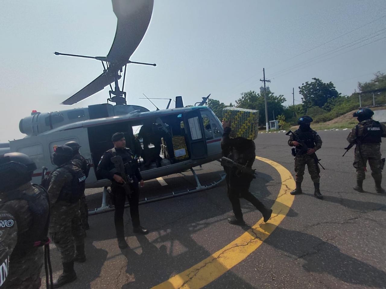 Agentes de la PNC trasladan la droga a la sede de la SGAIA en la capiral, en un helicóptero de la Unagob.