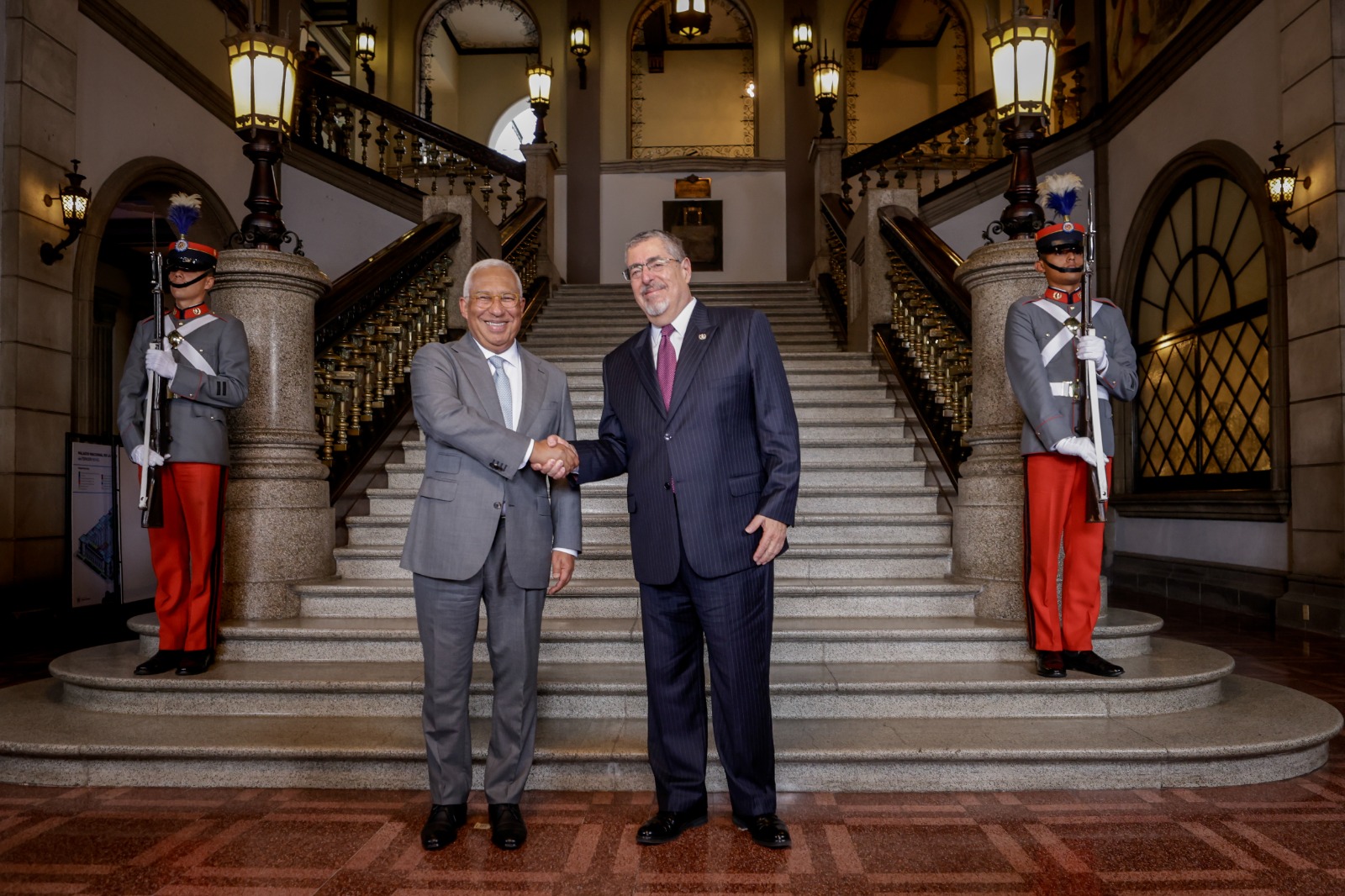 Presidente Arévalo recibe en el Palacio Nacional al presidente del Consejo Europeo, António Costa