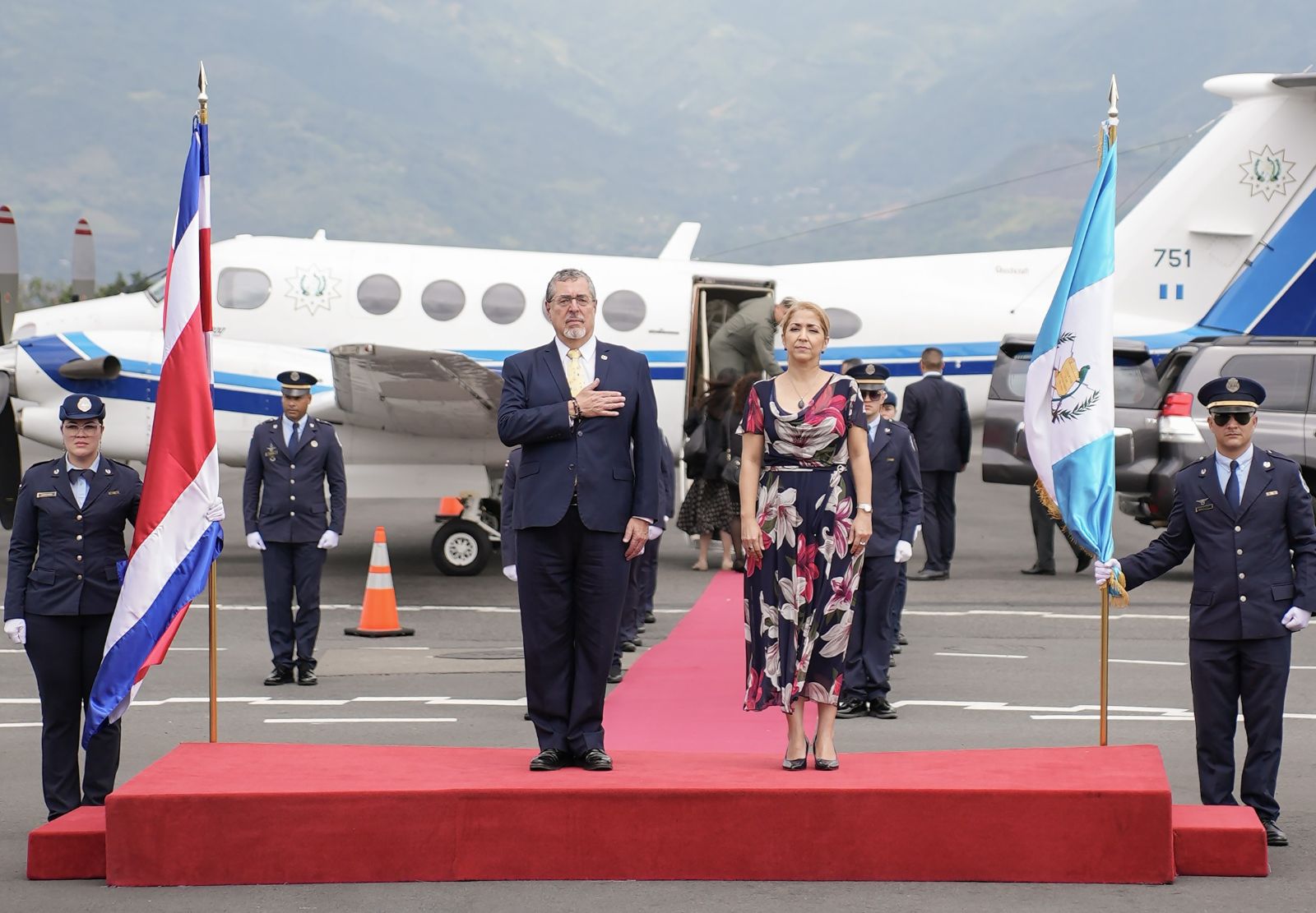 Presidente Bernardo Arévalo arriba a Costa Rica para participar en la toma de posesión de Laura Fernández