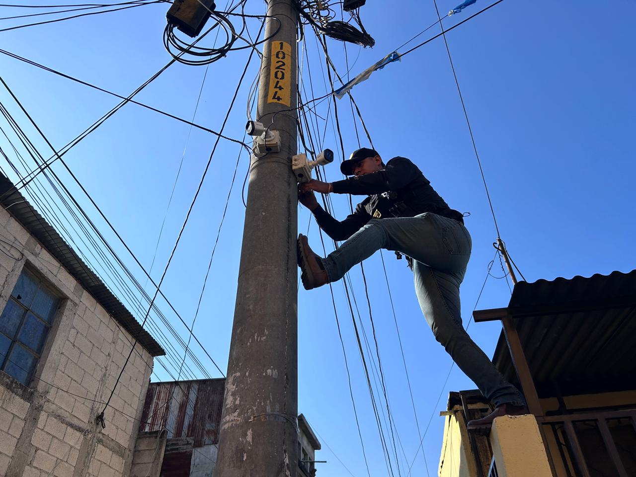 Las investigaciones apuntan a que estos dispositivos habrían sido instalados por integrantes de maras con el objetivo de mantener vigilancia constante. / Foto: PNC.