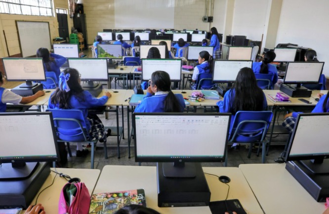Mineduc incluye aparatos tecnológicos en programas de útiles escolares y valija didáctica. (Foto: DCA)