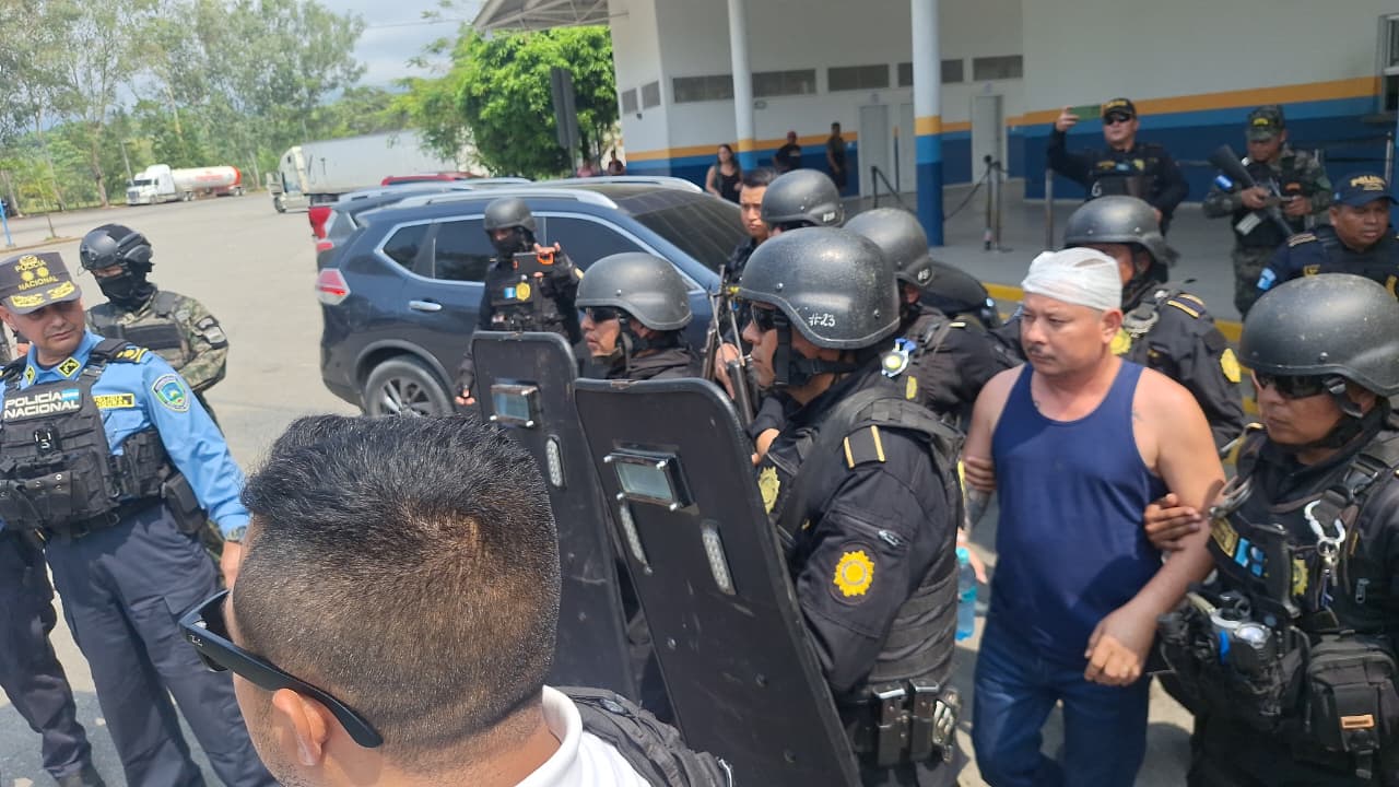 Fuerzas especiales participaron en la entrega del hombre a Honduras. / Foto: PNC.