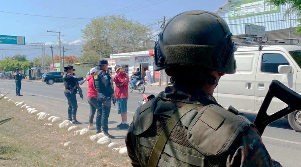 PNC y Ejército mantienen operativos de control en San Jerónimo y Salamá