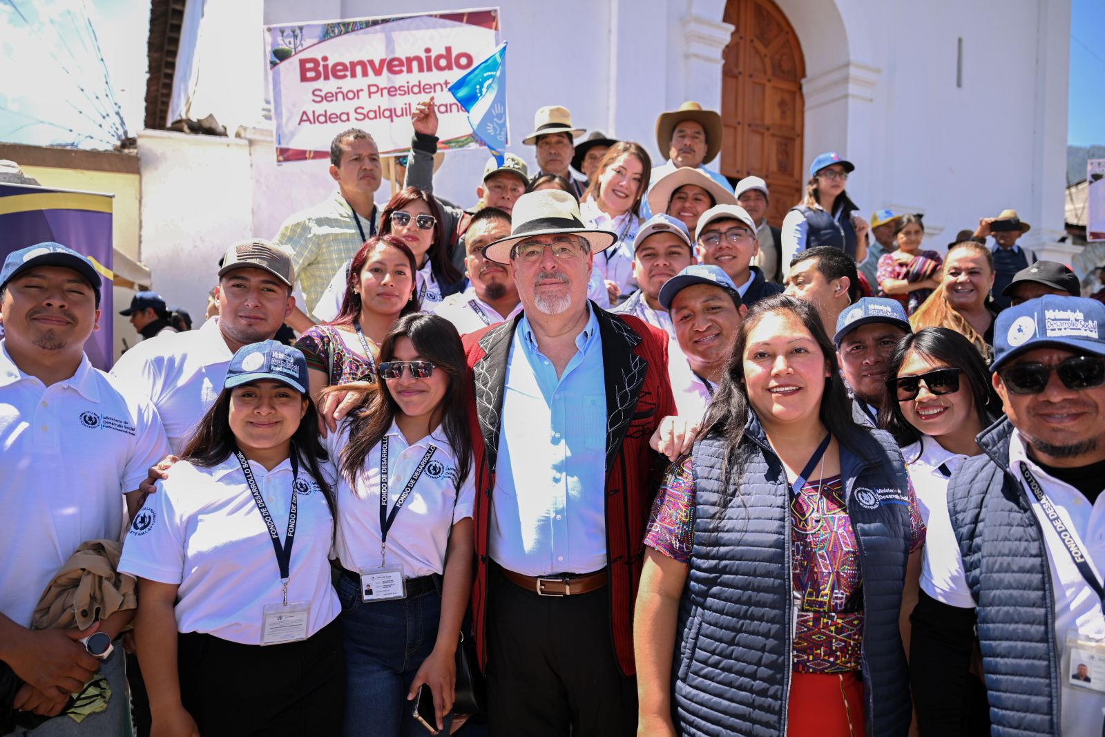 El presidente Bernardo Arévalo, junto a pobladores de Nebaj, Quiché, municipio declarado libre de pisos de tierra.