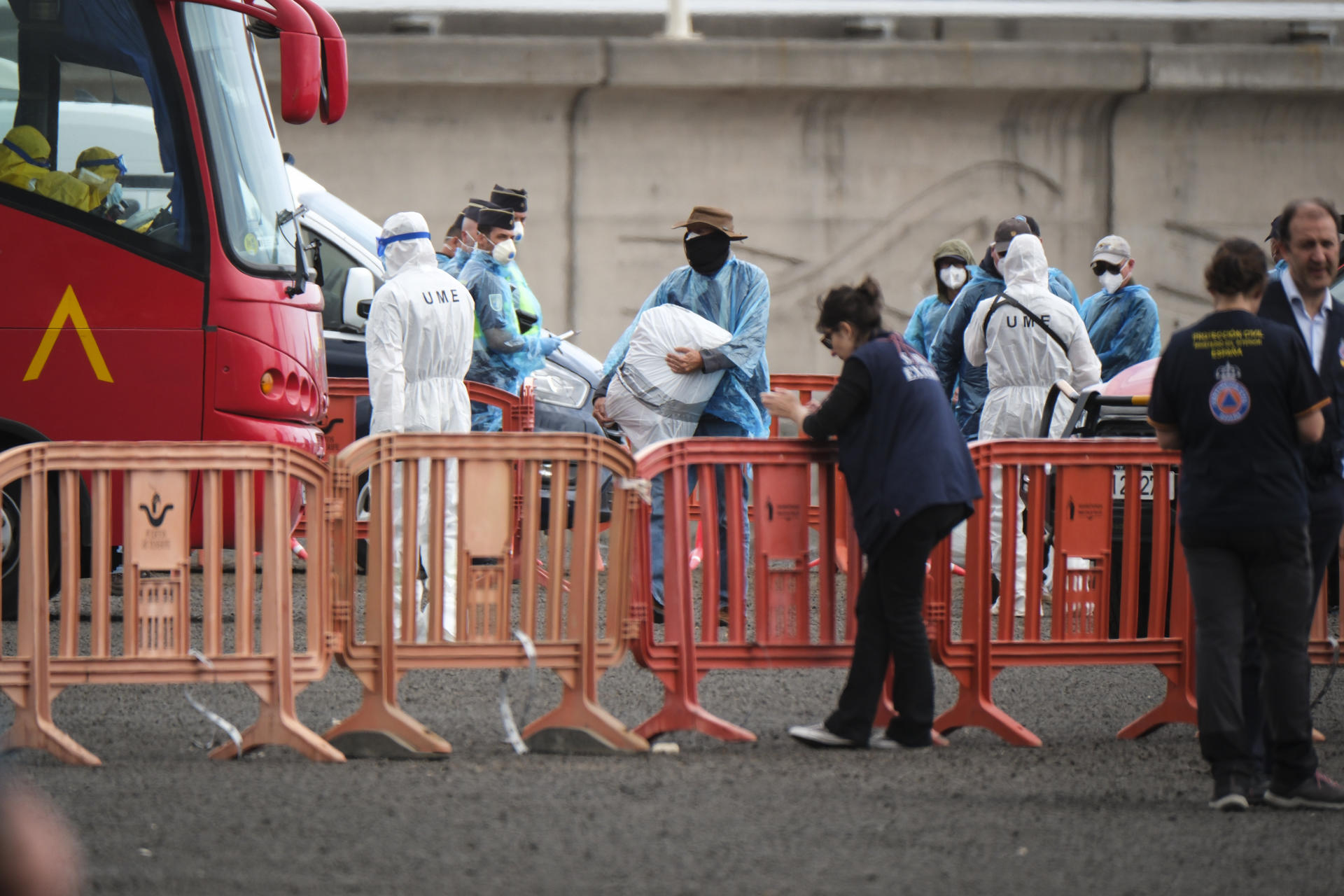 Evacúan a los pasajeros del crucero afectado por hantavirus. / Foto: EFE.