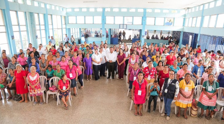 Comadronas de Chiquimula reciben estipendio económico en reconocimiento a su invaluable labor