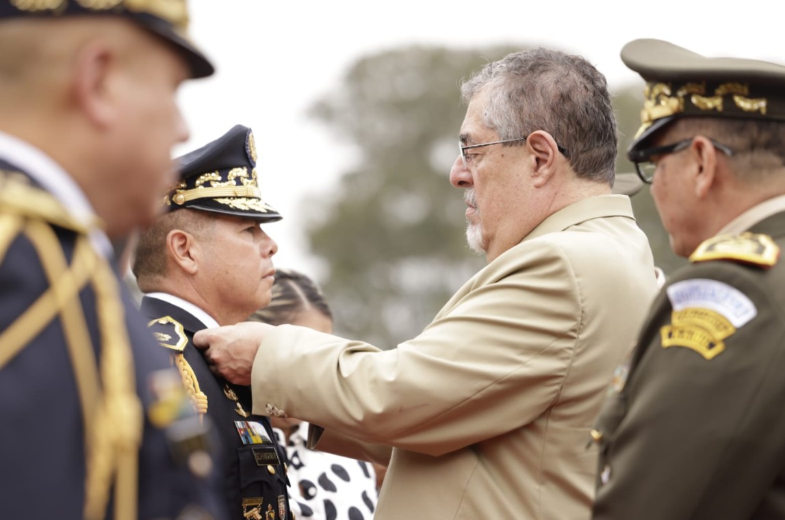 Ejército de Guatemala asciende a seis oficiales al grado de general y vicealmirante