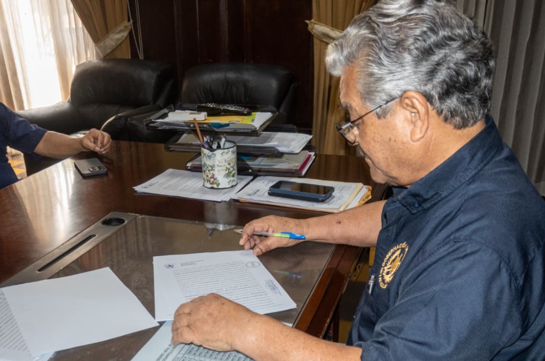 Firman convenios para mejorar caminos rurales en San Andrés Villa Seca