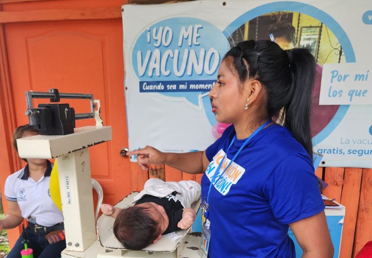 Entre las actividades de la Semana de la Vacunación en las Américas se llevan a cabo mediciones de talla y peso para niños.