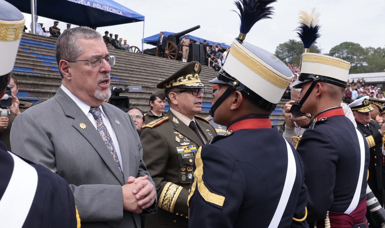 El presidente Bernardo Arévalo participa en la entrega de distinciones a nuevos oficiales a las se hicieron merecedores de estas. /Foto: Alex Jacinto