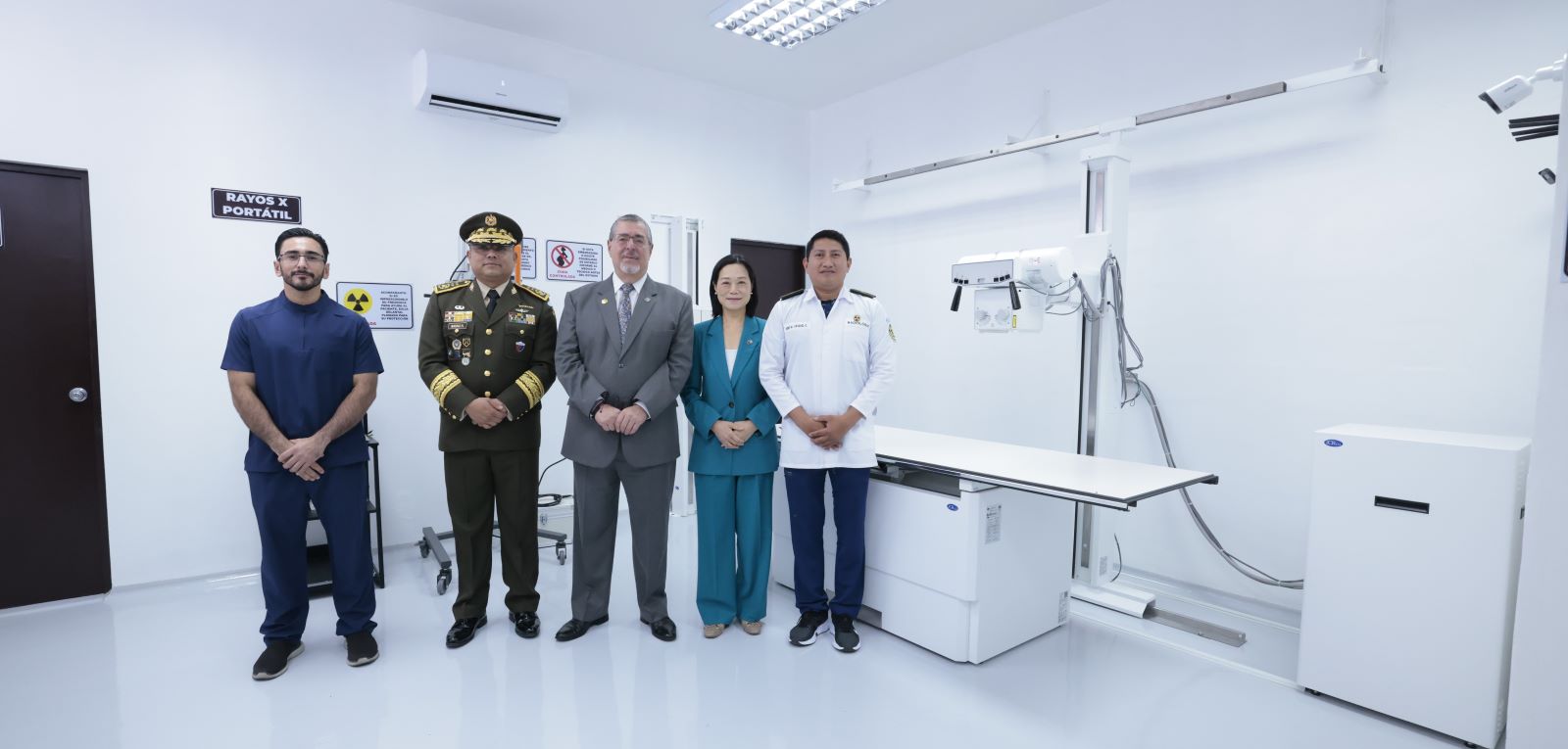 Ministro Saenz asegura que equipo de rayos X mejora capacidades para atención de cadetes y comunidades aledañas