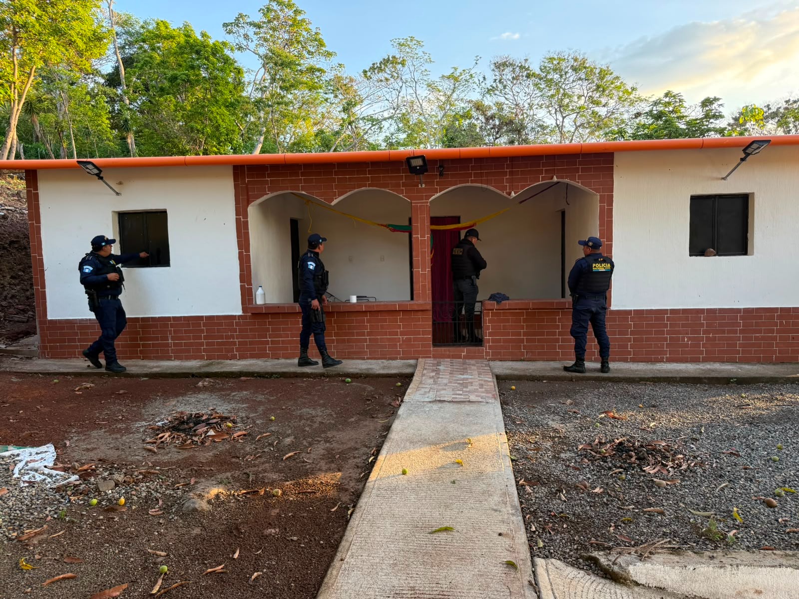 Agentes especializados de la PNC, durante uno de los allanamientos.