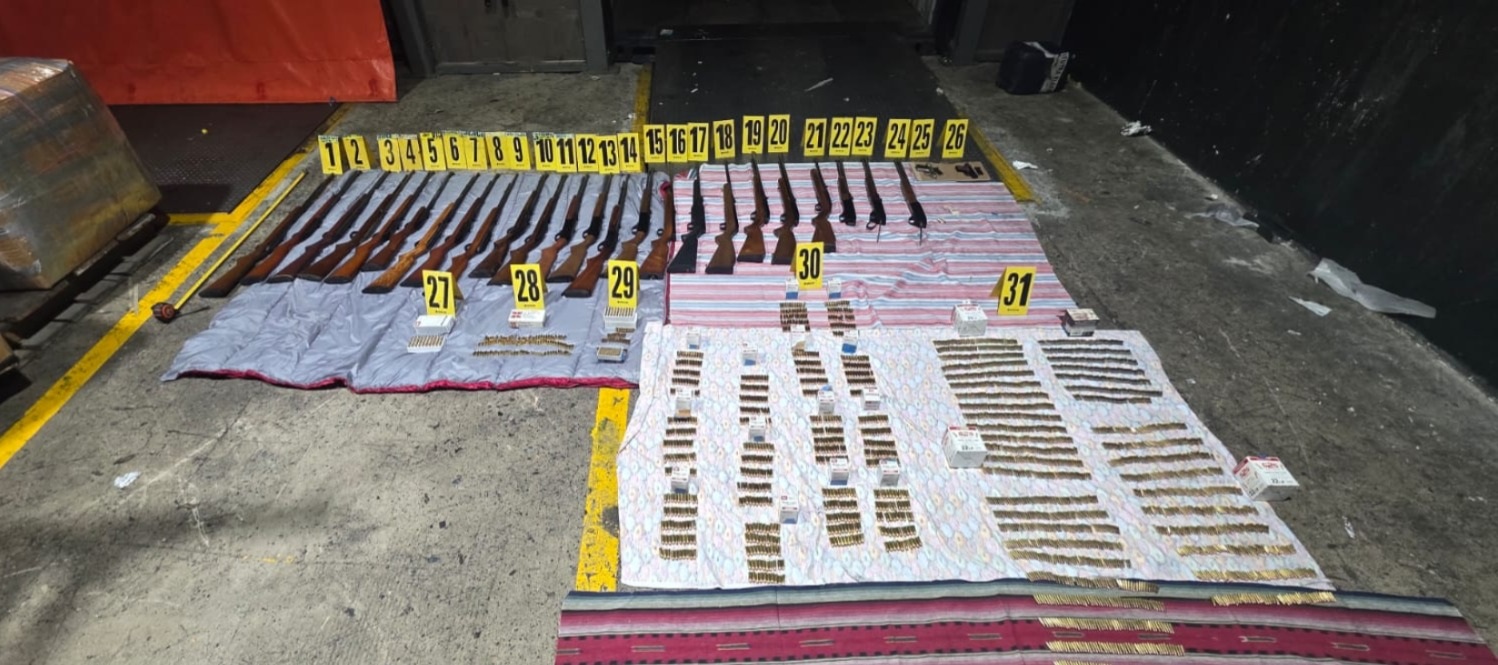 Localizan 26 armas en encomienda procedente de Estados Unidos en Puerto Barrios