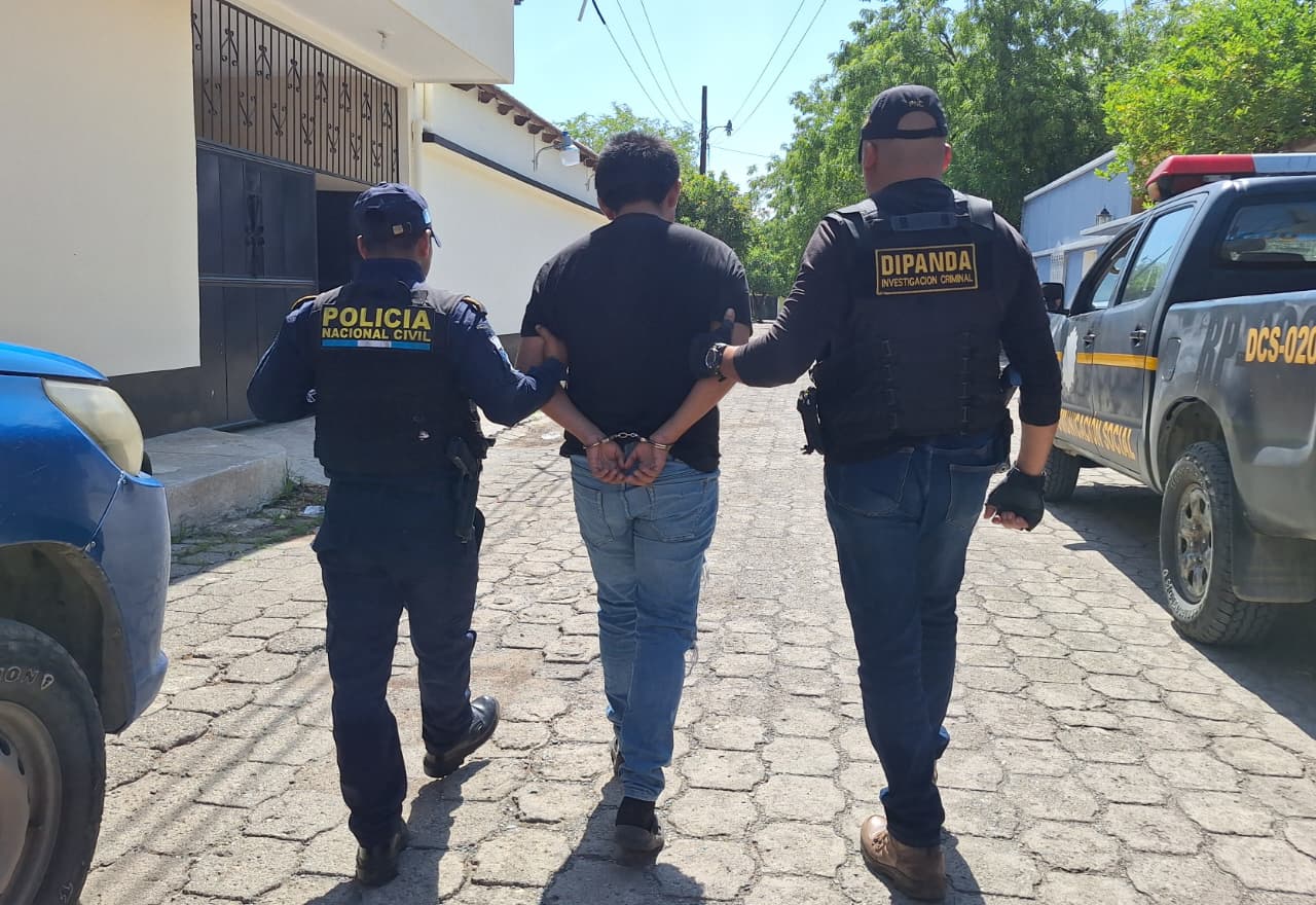 Agentes de la PNC conducen a una persona capturada durante allanamiento en Usumatlán, Zacapa.