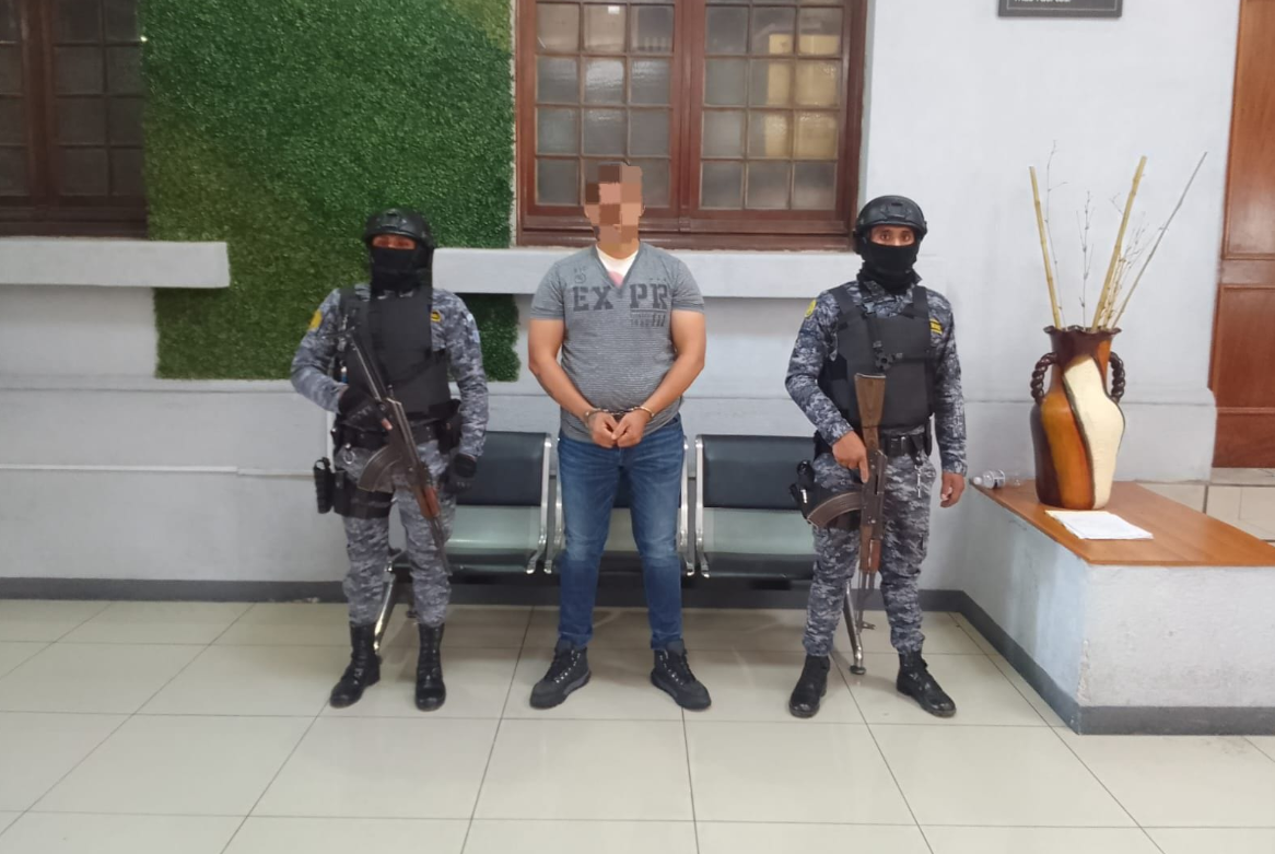 La DGSP trasladó al privado de libertad Erick Neftali Medina García, a la Fuerza Aérea Guatemalteca con fines de extradición a EEUU. / Foto: SP