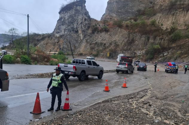Brindan atención a emergencias por lluvias en carretera./Foto: Conred.