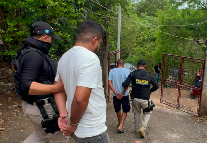 Capturan a tío y sobrino señalados por asesinato./Foto: PNC.