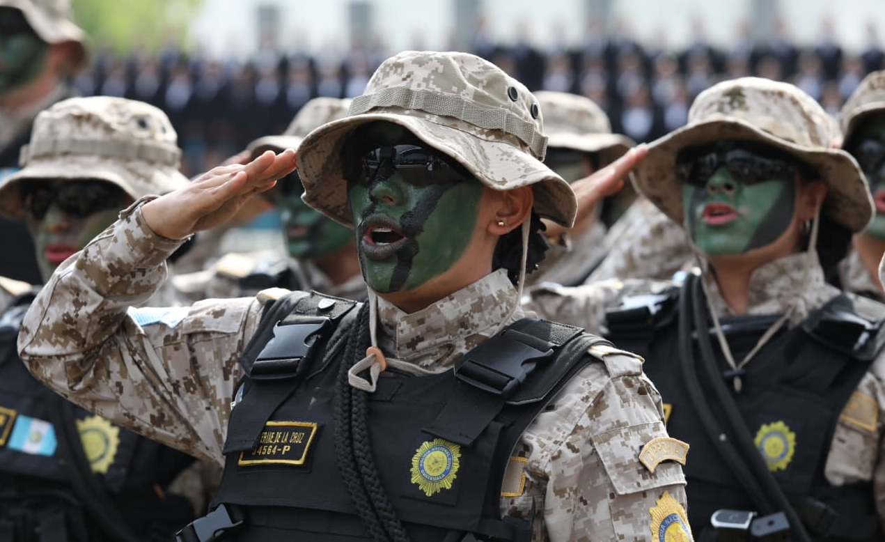 E k’o k’ak’ ajchajin tinamit xetijoxik rech ruk’ ronojel kachuq’ab’ kakiq’atij ri k’ax ri’ / Nuevos policías especialistas fortalecen combate al crimen