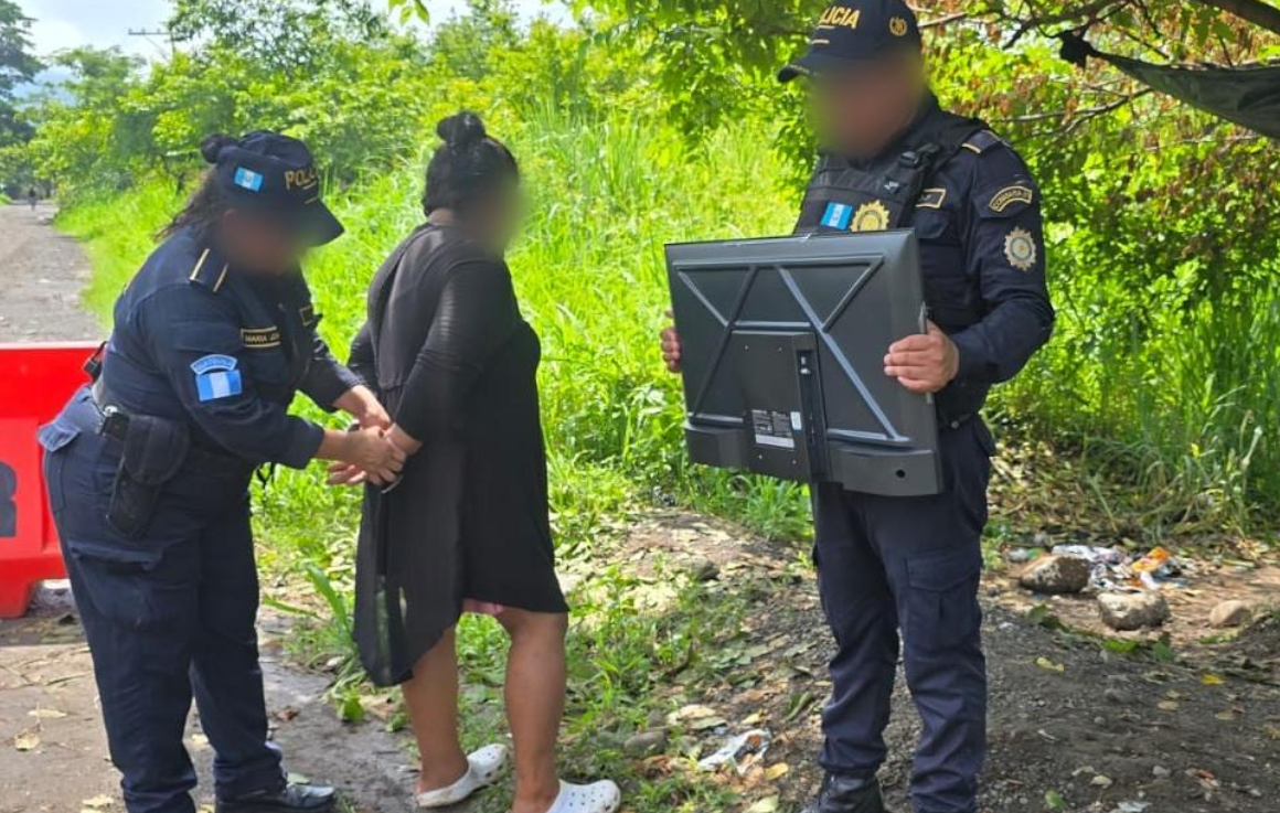 De acuerdo con el reporte policial, la detenida fue identificada como Karina N, de 40 años, conocida con el alias de La Morena. / Foto: PNC