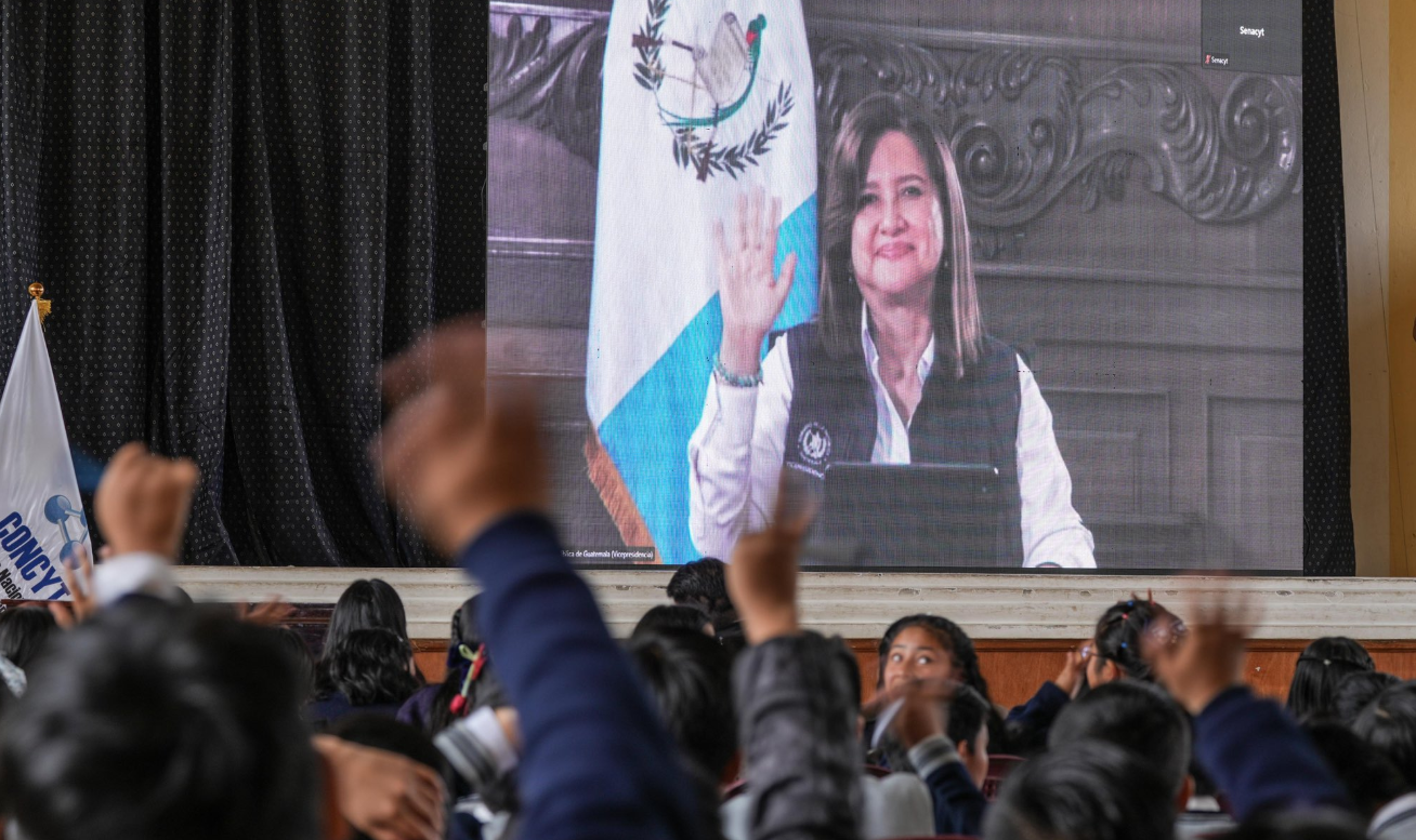 Vicepresidenta da la bienvenida a los nuevos clubes de ciencia en Totonicapán