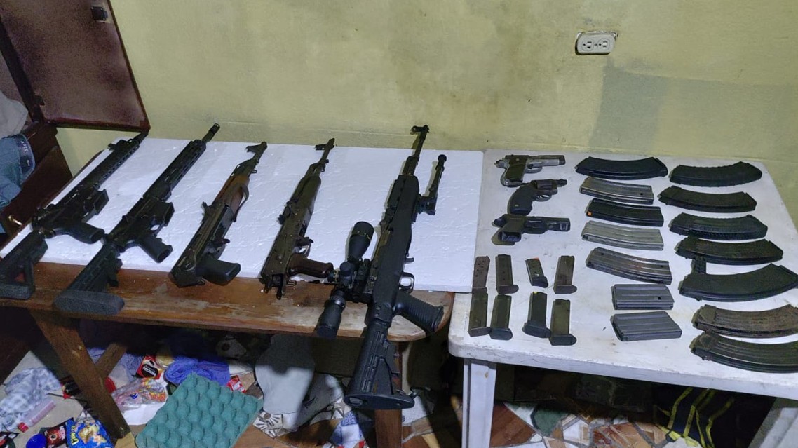 Investigadores de la PNC localizan arsenal durante allanamiento en colonia El Limón, zona 18
