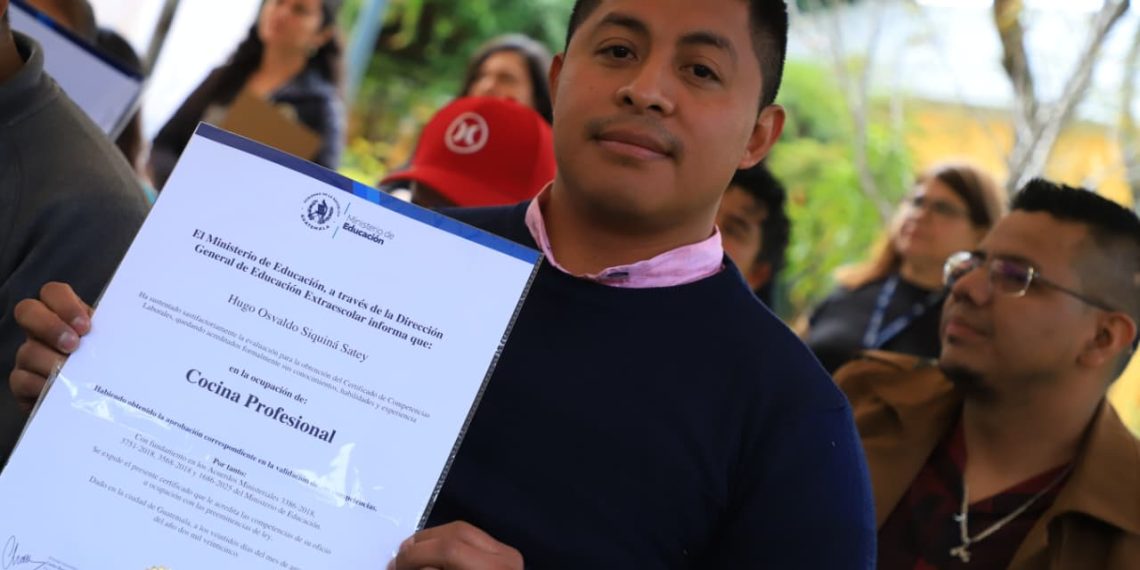 Ministerio de Educación certificará las capacidades de más de 20 mil jóvenes y adultos este año