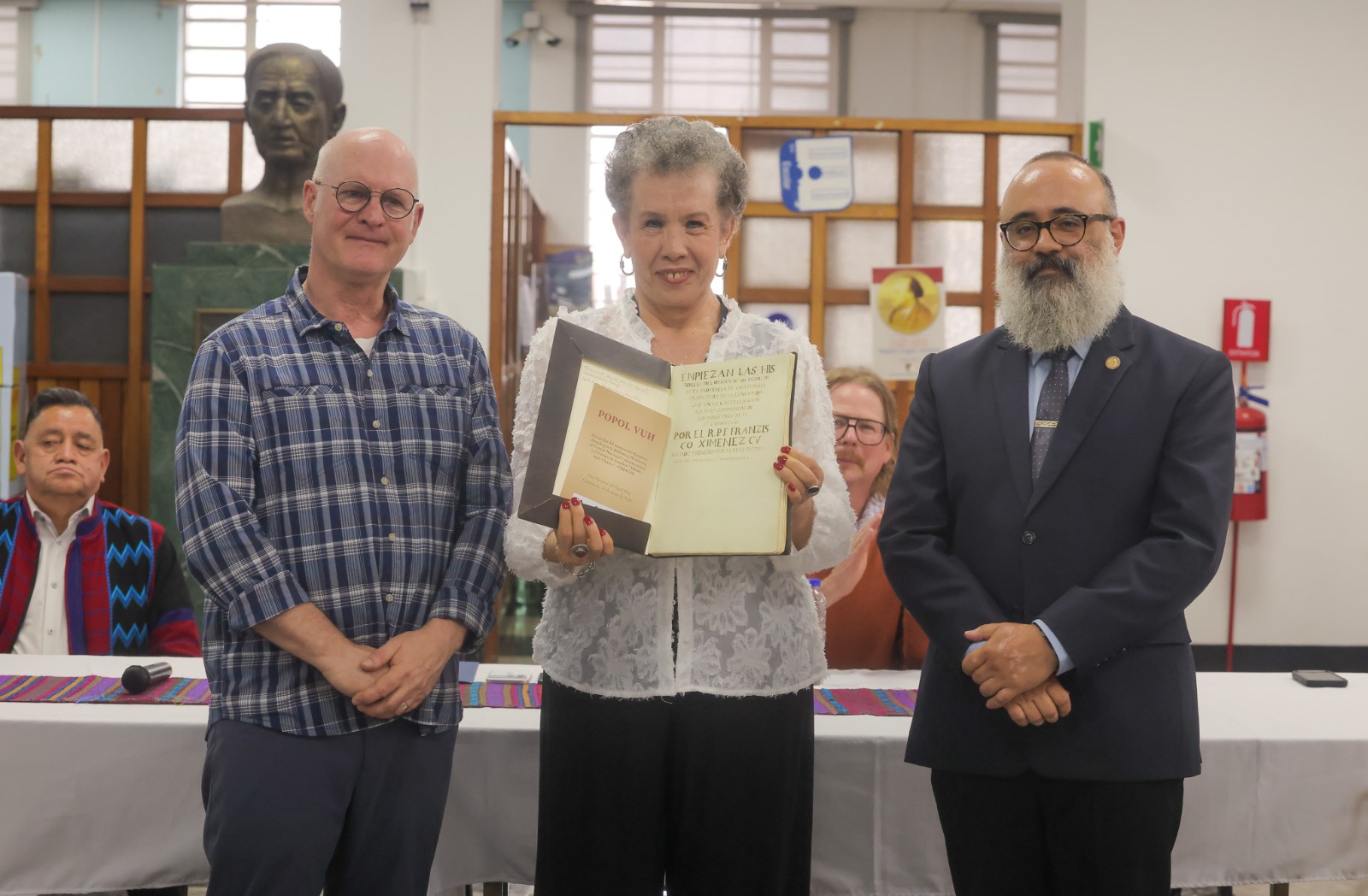 Biblioteca Nacional incorpora facsímil del Popol Vuh para consulta pública