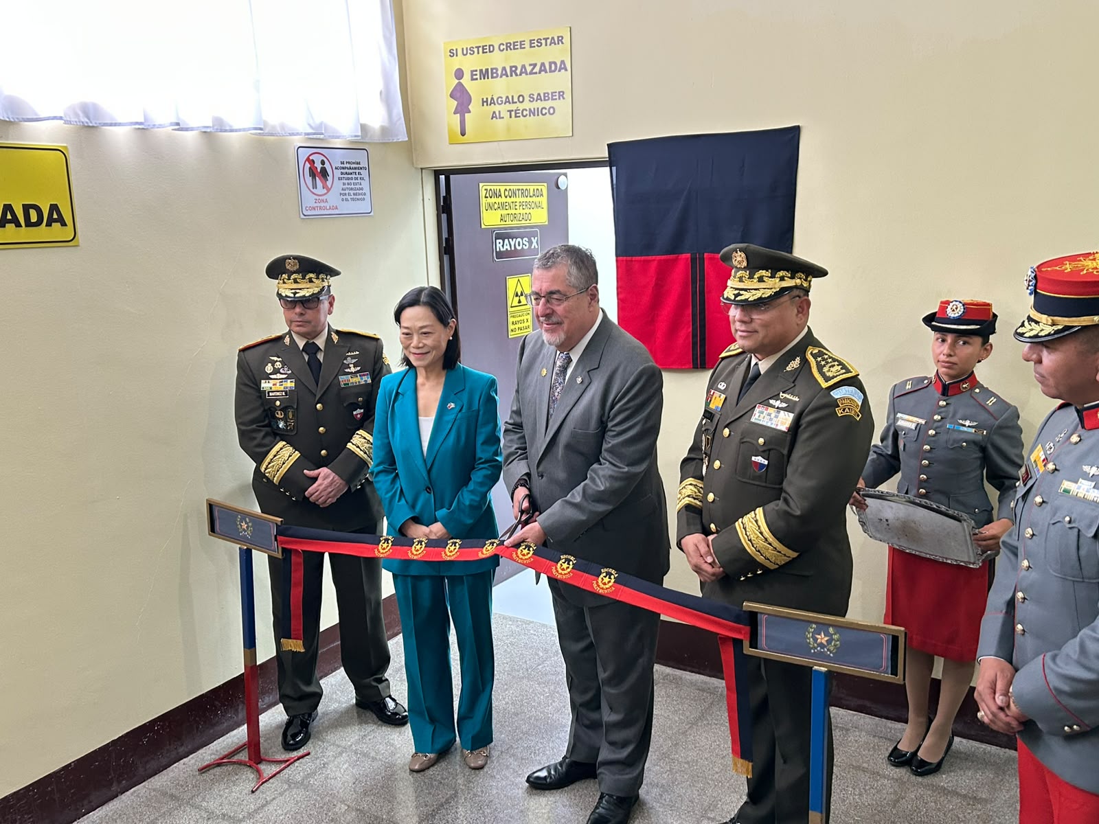 El presidente Bernardo Arévalo, junto a la embajadora de la República de China (Taiwán) y ministro de la Defensa, durante la inauguración de nueva sala de radiología de la Escuela Politécnica. /Foto: Gobierno de Guatemala