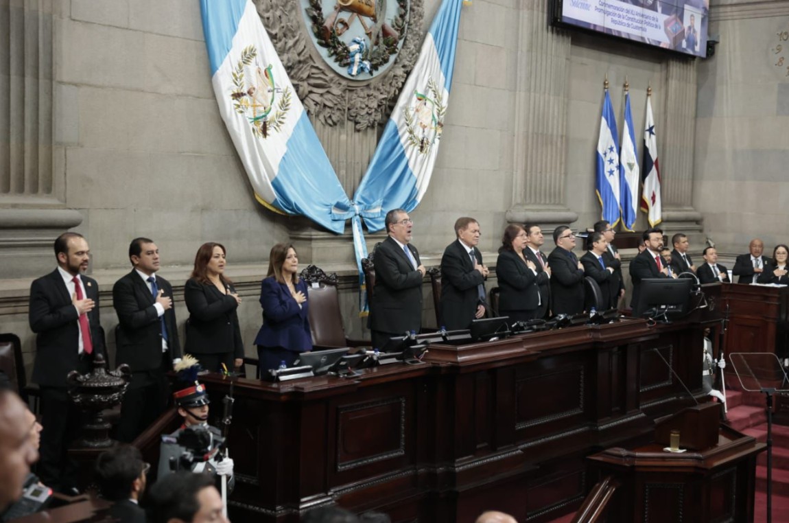 Presidente Arévalo asiste a la sesión solemne en conmemoración de la Constitución Política de la República de Guatemala