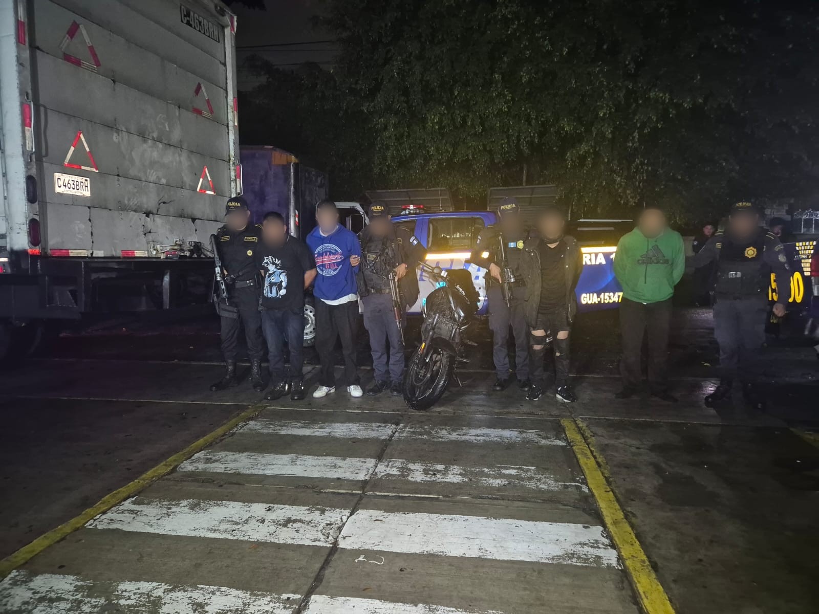 Agentes te la Comisaría 15 captura a cuatro presuntos robacamiones y recuperan un vehículo de carga en Amatitlán.