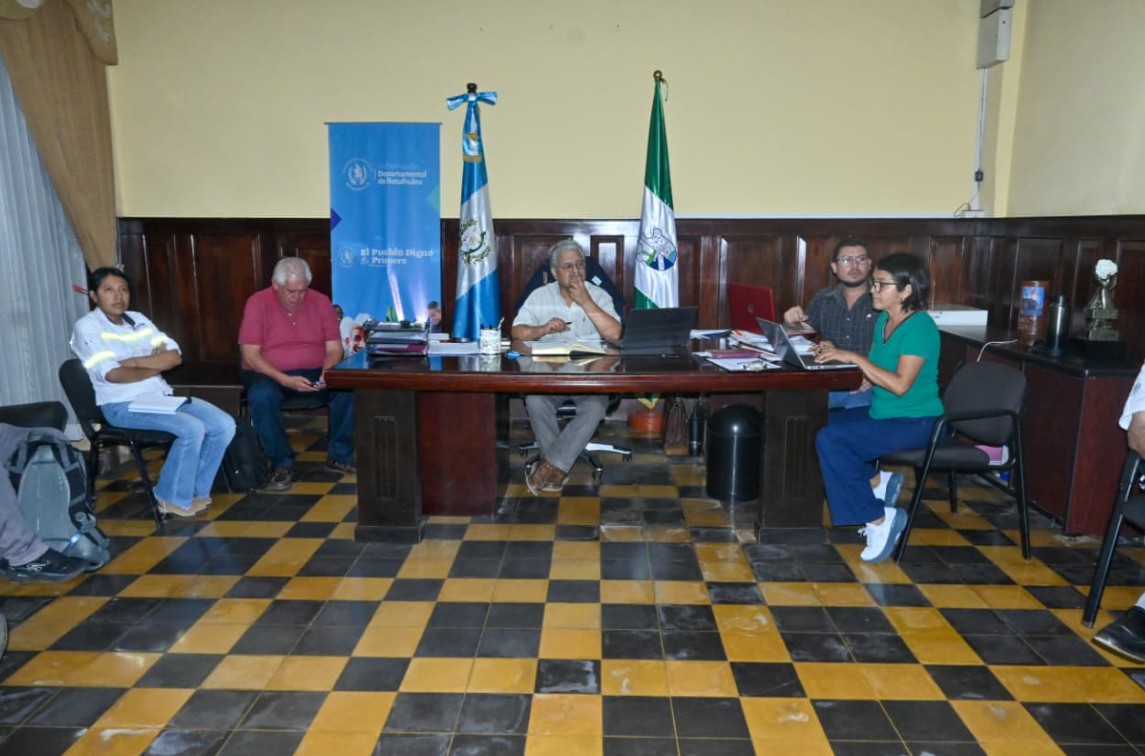 Instituciones, sector turístico y empresarios coordinan acciones para fortalecer la movilidad vial en Retalhuleu