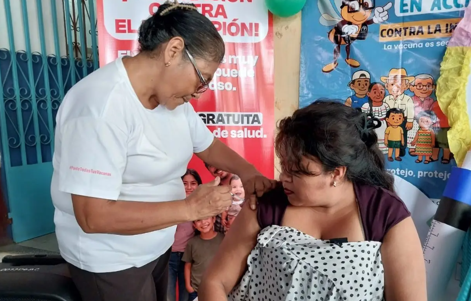 El Ministerio de Salud continúa acercando la vacunación a la población. (Foto: MSPAS)