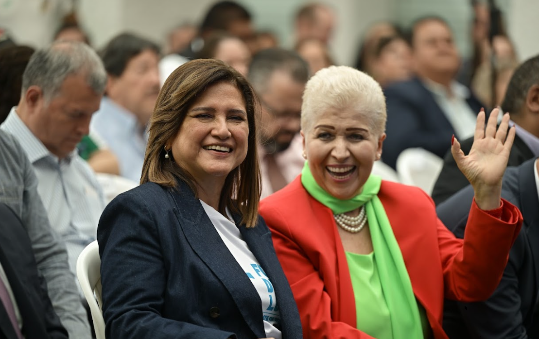 La vicepresidenta Karin Herrera vivió la inauguración del Mundial junto a México